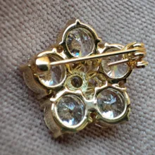 گل سینه زنانه مدل ستاره