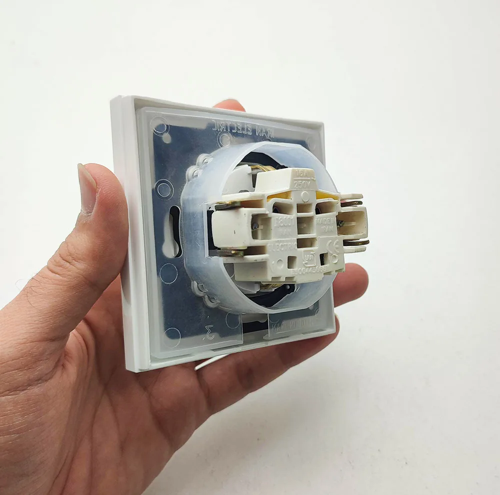 پریز برق ارت دار ایران الکتریک مدل بارانی IP44 بسته 3 عددی