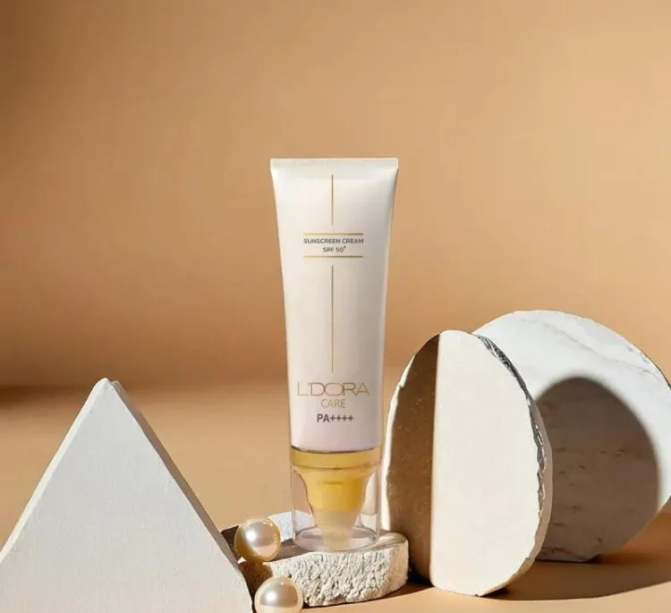 کرم ضد آفتاب بی رنگ لدورا SPF50+ حجم 80 میلی لیتر