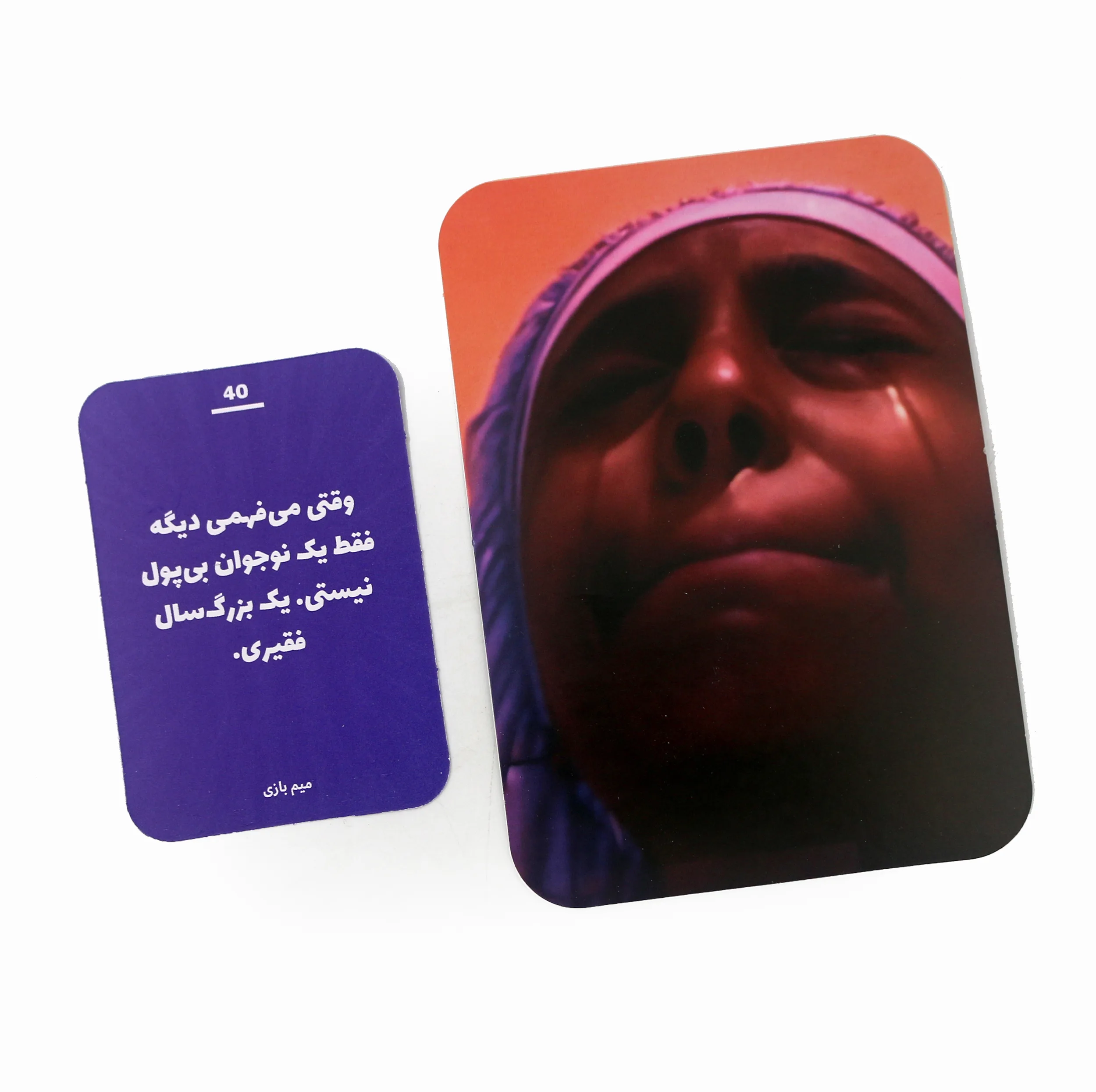 بازی فکری کارتی دورهمی با جمعآوری امتیاز، مناسب 2 تا 6 نفر، با مدت بازی کمتر از یک ساعت و درجه سختی آسان، مدل میم بازی شادی آوران