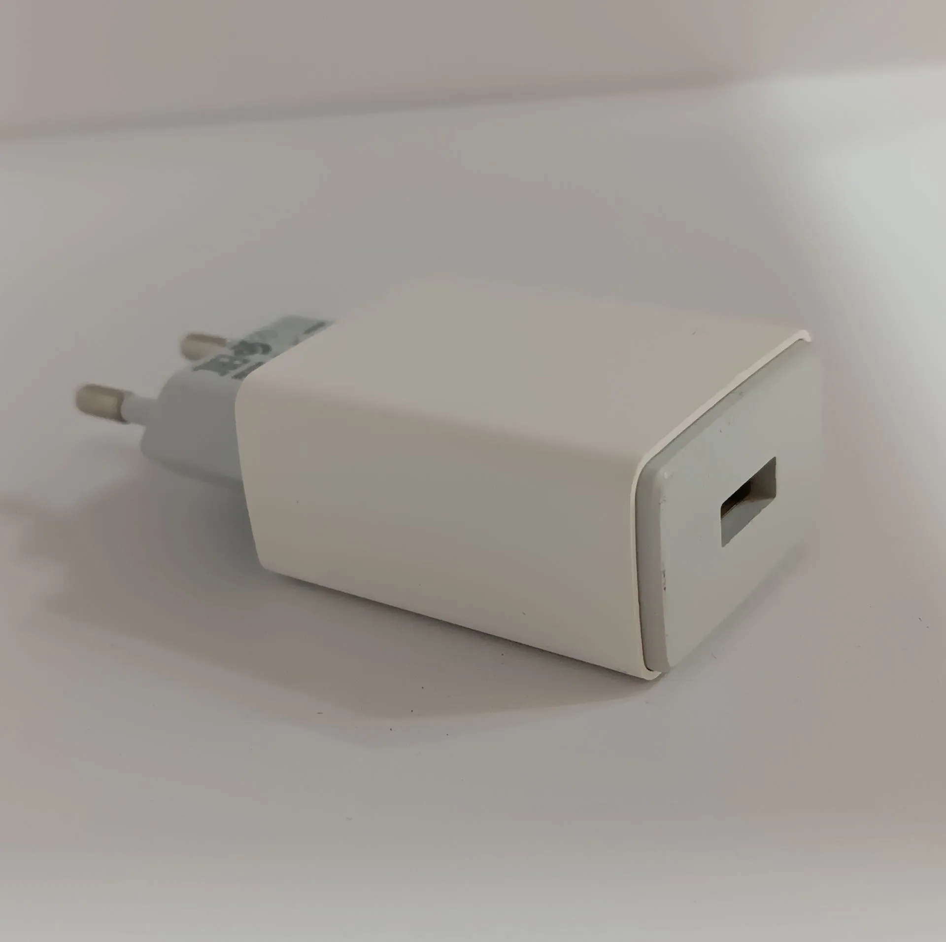 شارژر دیواری 10 وات اوپو مدل AK933YH به همراه کابل USB-C
