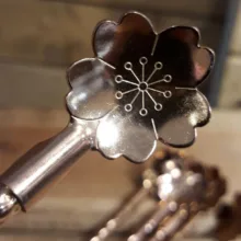قاشق شربت خوری طرح گل استیل بسته 6 عددی به همراه برس شستشو