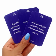 بازی فکری کارتی دورهمی با جمعآوری امتیاز، مناسب 2 تا 6 نفر، با مدت بازی کمتر از یک ساعت و درجه سختی آسان، مدل میم بازی شادی آوران