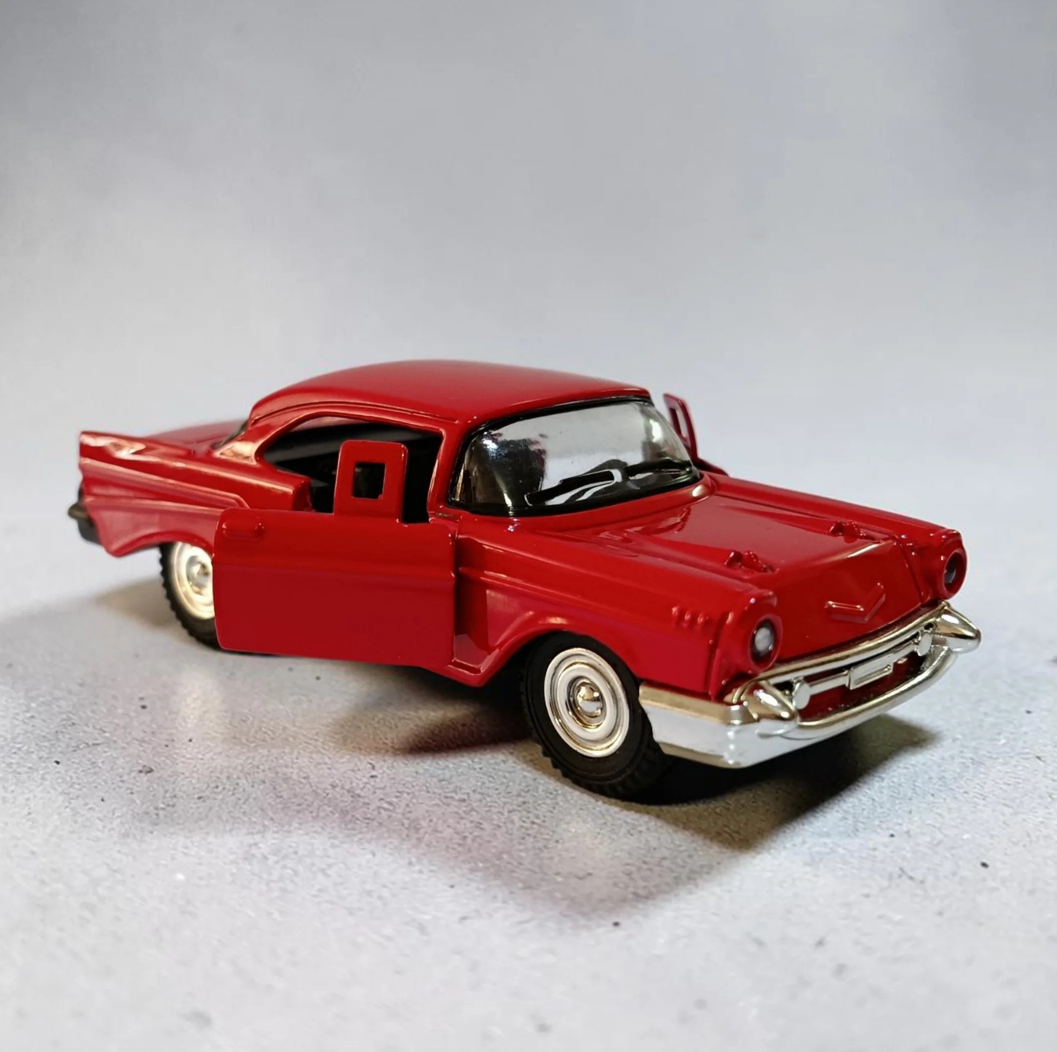 ماشین بازی مدل شورلت Chevrolet Bel Air 1957 فلزی با درِ بازشو مقیاس 1:32 طراحی با جزئیات دقیق