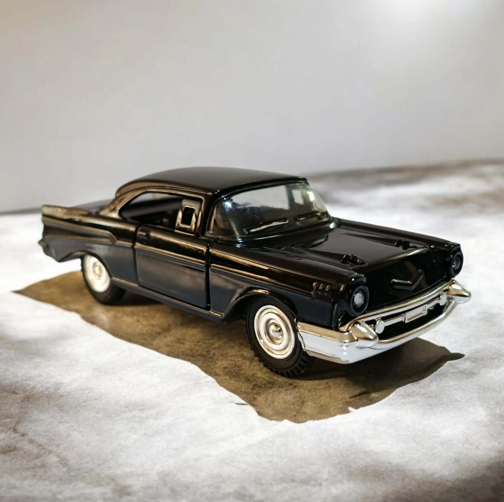 ماشین بازی مدل شورلت Chevrolet Bel Air 1957 فلزی با درِ بازشو مقیاس 1:32 طراحی با جزئیات دقیق
