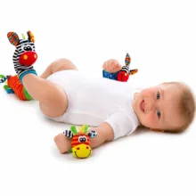 جغجغه مدل ست جوراب و مچ بند طرح زرافه بسته 4 عددی