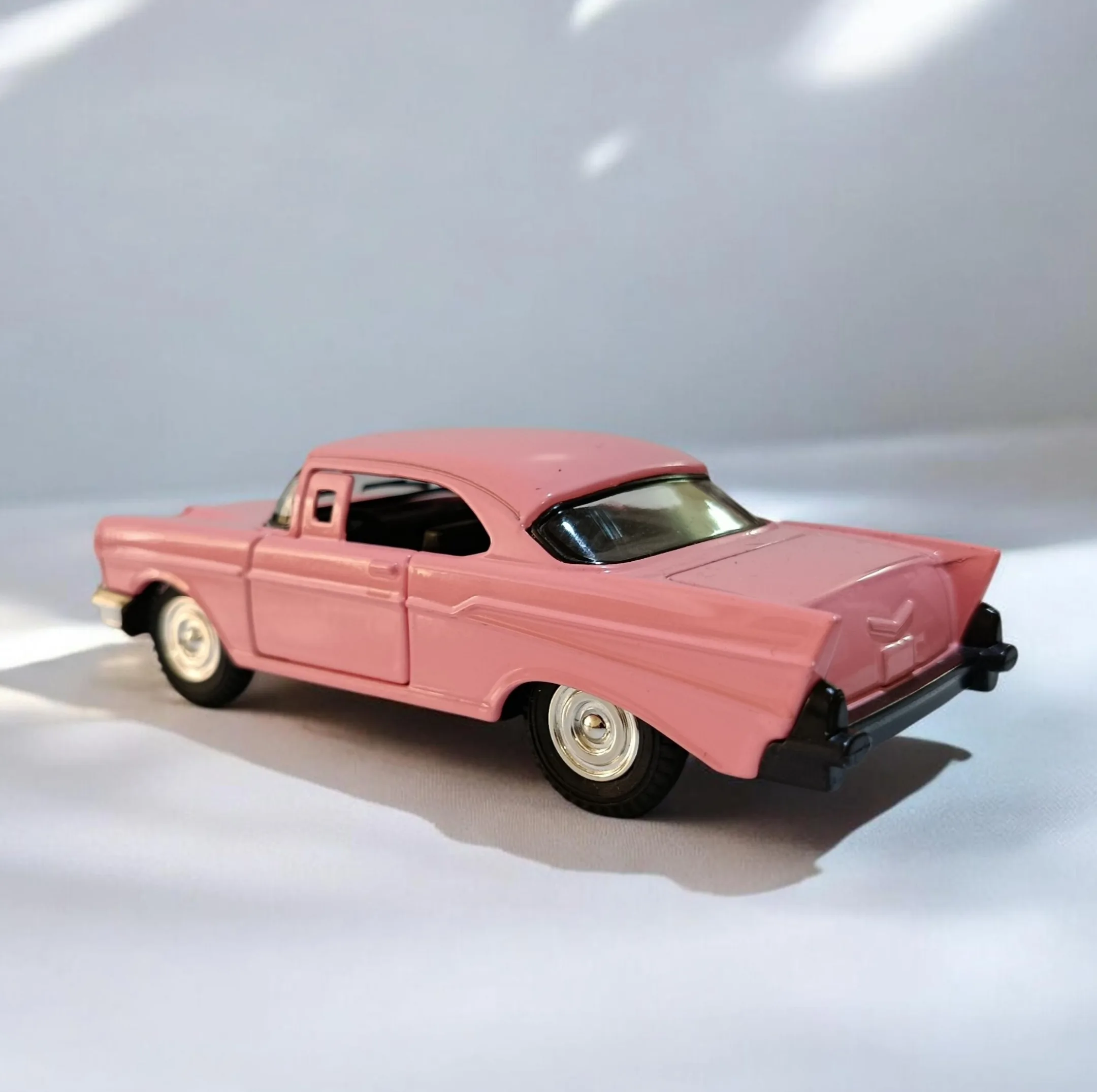 ماشین بازی مدل شورلت Chevrolet Bel Air 1957 فلزی با درِ بازشو مقیاس 1:32 طراحی با جزئیات دقیق