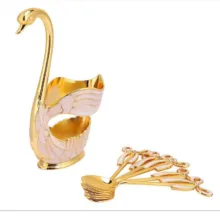 قاشق چای خوری مدل پاپیون پایه قو بسته 6 عددی به همراه جا قاشقی
