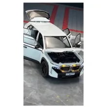 ماشین بازی شاسی‌بلند غیرکنترلی مدل BMW XM با بدنه فلزی، درهای بازشو از بغل، آینه متحرک، چرخ‌های پلاستیکی و منبع انرژی باتری سکه‌ای