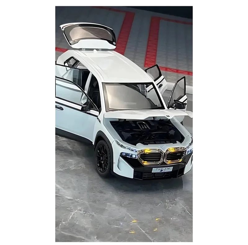 ماشین بازی شاسیبلند غیرکنترلی مدل BMW XM با بدنه فلزی، درهای بازشو از بغل، آینه متحرک، چرخهای پلاستیکی و منبع انرژی باتری سکهای
