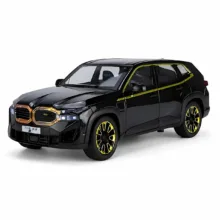 ماشین بازی شاسی‌بلند غیرکنترلی مدل BMW XM با بدنه فلزی، درهای بازشو از بغل، آینه متحرک، چرخ‌های پلاستیکی و منبع انرژی باتری سکه‌ای