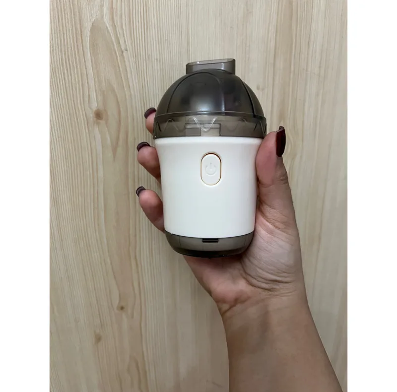 جارو شارژی دستی مدل M33 با باتری 500 میلی‌آمپر ساعت، شارژ از طریق پورت USB، توان موتور 3.5 وات، سری قابل تعویض و ظرفیت مناسب برای تمیز کردن سطوح کوچک و خودرو