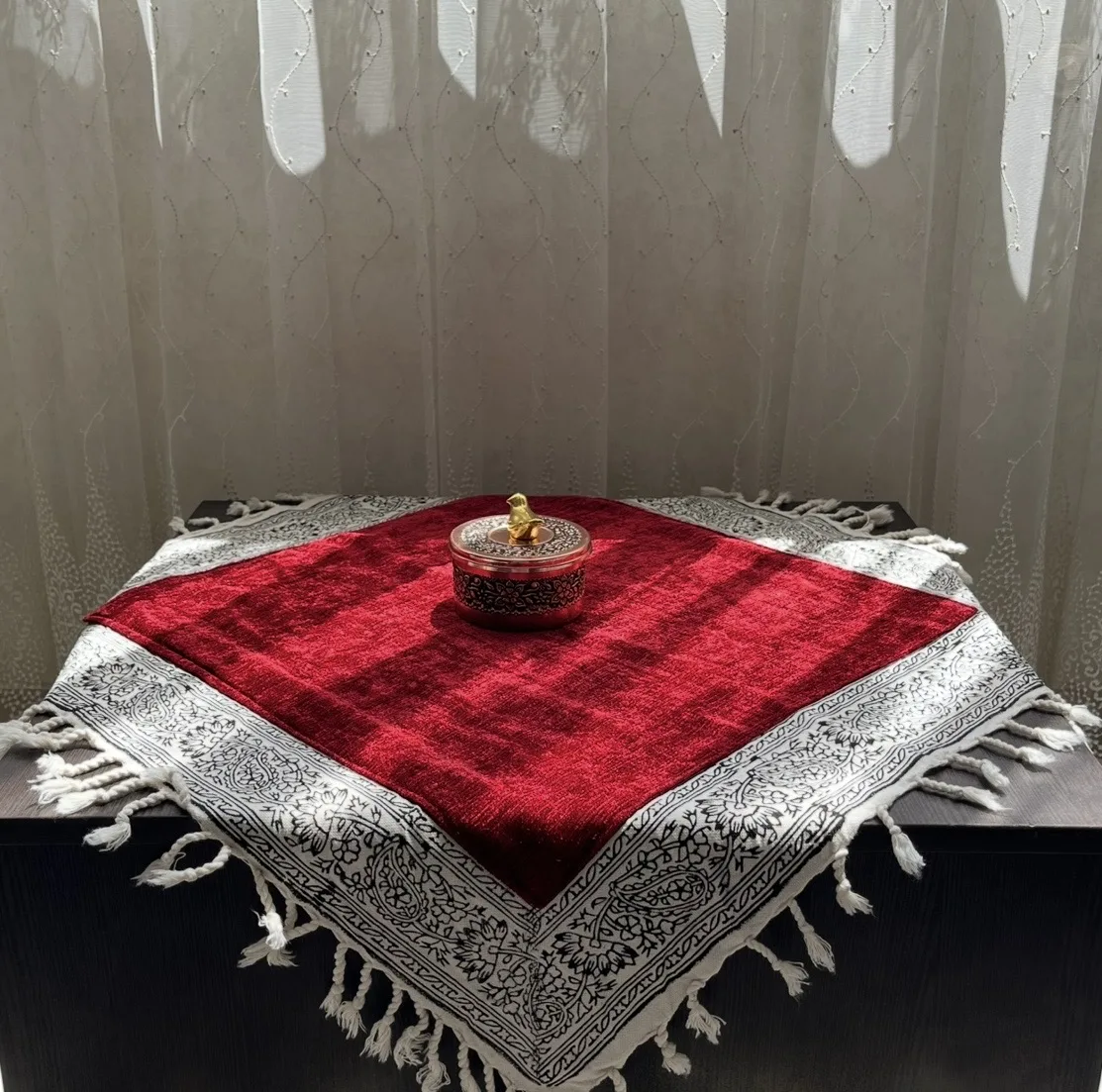 رومیزی مدل مخمل حاشیه ترنج سایز 60*60 سانتی متر