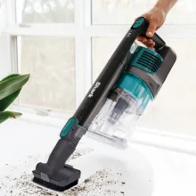 جارو شارژی عصایی شارک مدل IZ102 با ظرفیت مخزن 700 میلی‌لیتر، مکش قوی با فناوری Dirt Engage، برس خودتمیزشونده، فیلتر هپا ضد حساسیت و زمان کارکرد تا 40 دقیقه