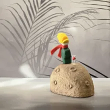 مجسمه چوبی مدل شازده کوچولو روی سیاره