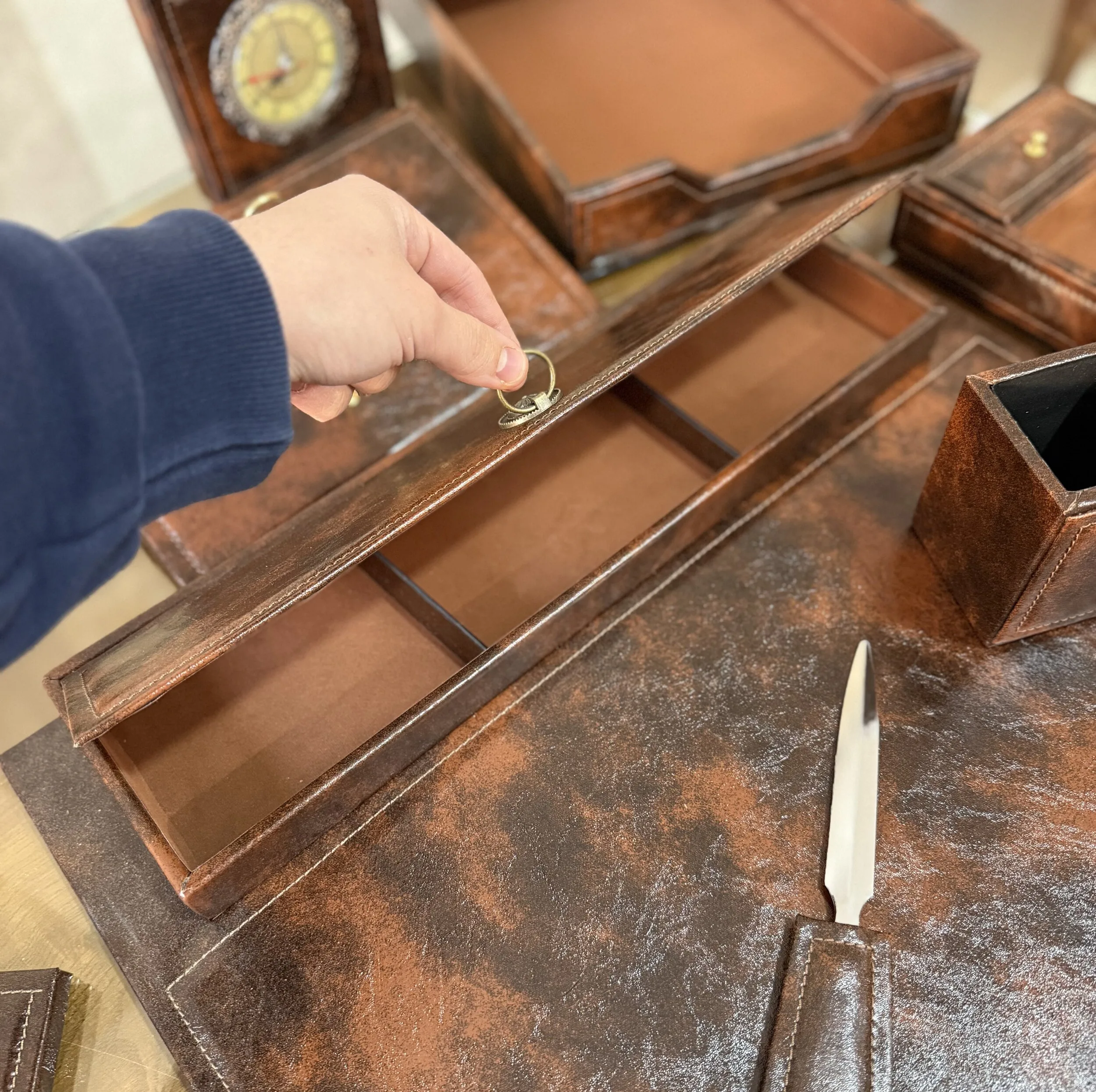 ست ۱۰ تکه لوازم اداری رومیزی مدل مدیریتی چرم ابر و باد کد 710