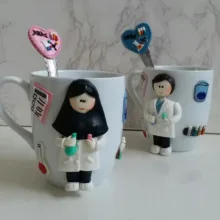 ماگ سرامیکی مدل عروسکی دختر پسر کد L725 به همراه قاشق مجموعه 2 عددی