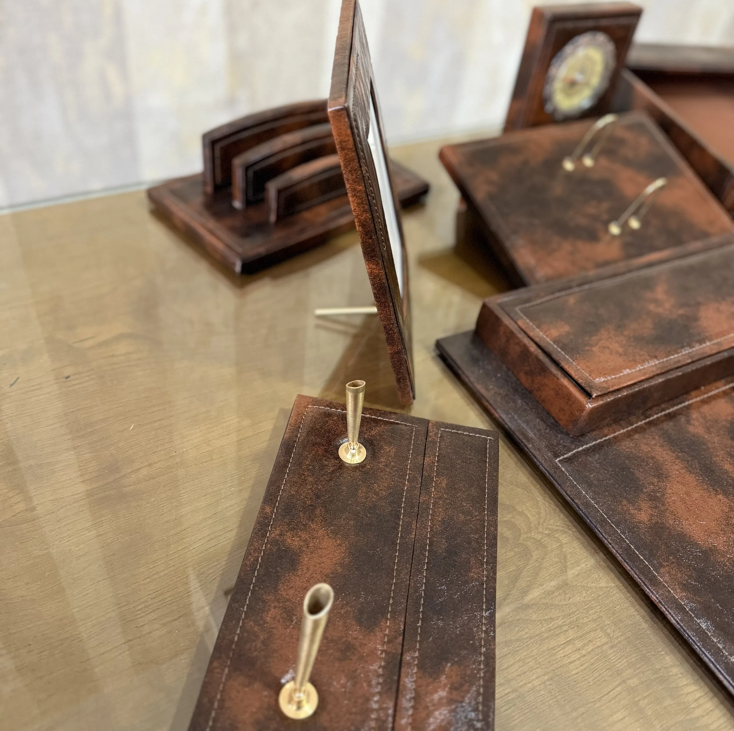ست ۱۰ تکه لوازم اداری رومیزی مدل مدیریتی چرم ابر و باد کد 710