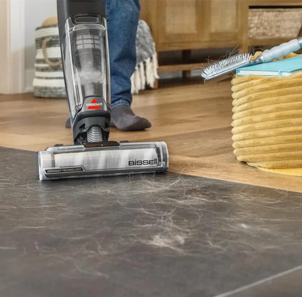 جارو شارژی عصایی بیسل مدل CrossWave OmniForce EDGE 4000E با باتری 2500mAh، توان مکش 31 AirW، سه حالت کاری PowerVac، PowerMop و Turbo، مخزن زباله 660 میلی‌لیتری، مخزن مایعات 440 میلی‌لیتری، برس خودتمیزشونده و فناوری ZEROGAP