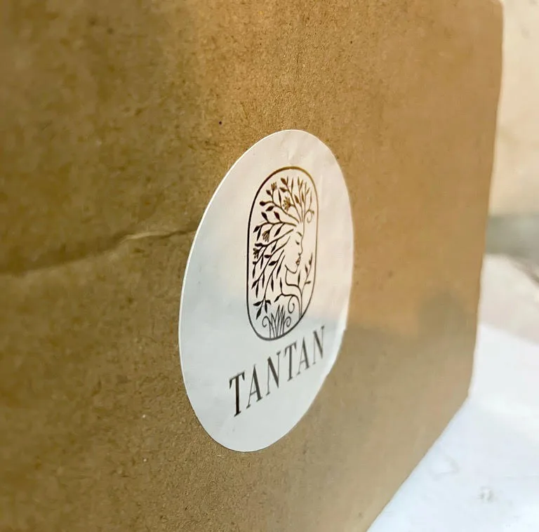 ظرف کیک چوبی تن تن مدل Raika با سینی قطر 32cm و درب طلقی شفاف با دسته چوبی، قابل شست‌وشو با دست