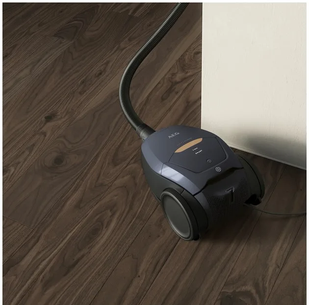 جاروبرقی 1800 وات آ ا گ مدل VX82-1-5DB