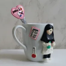 ماگ سرامیکی مدل عروسکی دخترانه کد L727 به همراه قاشق