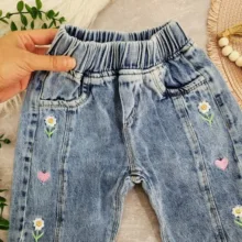 شلوار جین مام استایل دخترانه مدل گل و قلب کد A-01