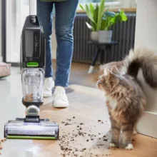 جارو شارژی عصایی بیسل مدل CrossWave X7 Cordless Pro 2955Z با باتری لیتیوم یونی 2600 میلی‌آمپرساعت، دو مخزن جداگانه آب و زباله، فیلتر HEPA، قابلیت شست‌وشوی خودکار برس و حالت توربو مخصوص حیوانات خانگی