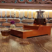 جعبه پذیرایی تی بگ وارمر پله کد 1، جنس MDF، مناسب گرم نگهداشتن دمنوش و چای، دارای 6 پارت کوچک برای تنقلات و چای و 1 پارت بزرگ برای نبات و نسکافه