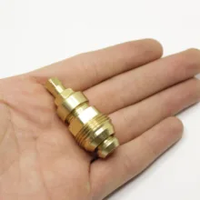 مغزی شیر رادیاتور دینا مدل چهارگوش بسته 2 عددی