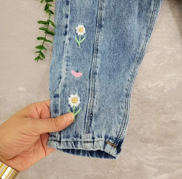 شلوار جین مام استایل دخترانه مدل گل و قلب کد A-01