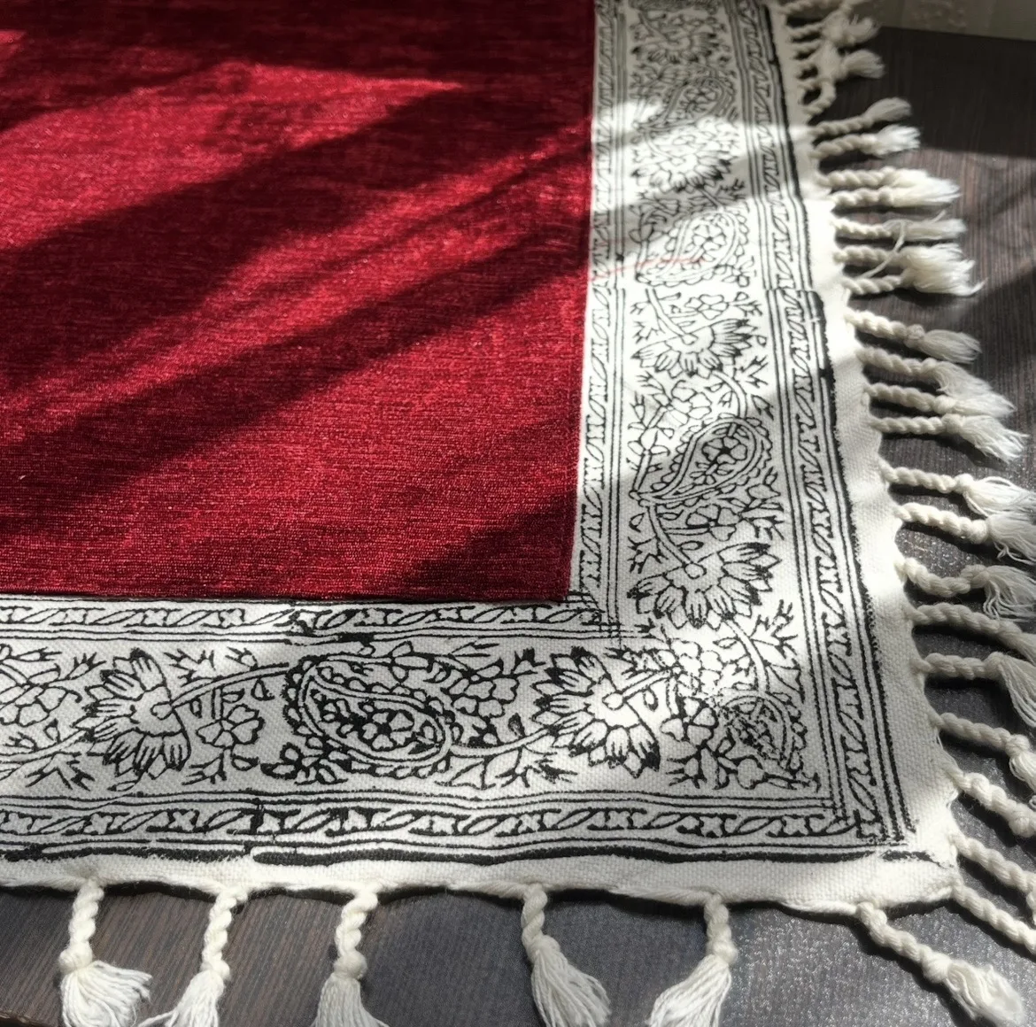 رومیزی مدل مخمل حاشیه ترنج سایز 60*60 سانتی متر