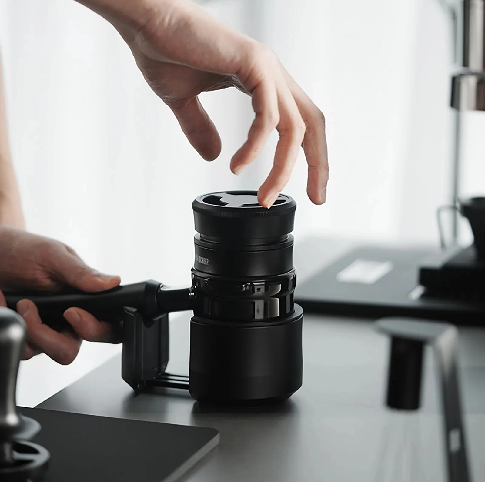 استند نگهدارنده پرتافیلتر ام اچ دبلیو تری بمبر مدل Astra Collection Portafilter Holder