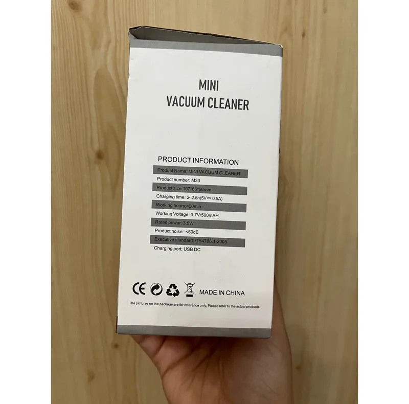 جارو شارژی دستی مدل M33 با باتری 500 میلی‌آمپر ساعت، شارژ از طریق پورت USB، توان موتور 3.5 وات، سری قابل تعویض و ظرفیت مناسب برای تمیز کردن سطوح کوچک و خودرو