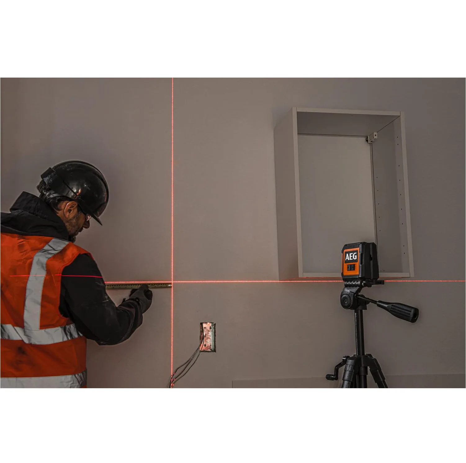 تراز لیزری آ ا گ مدل CLR215-B به همراه کیف برزنتی