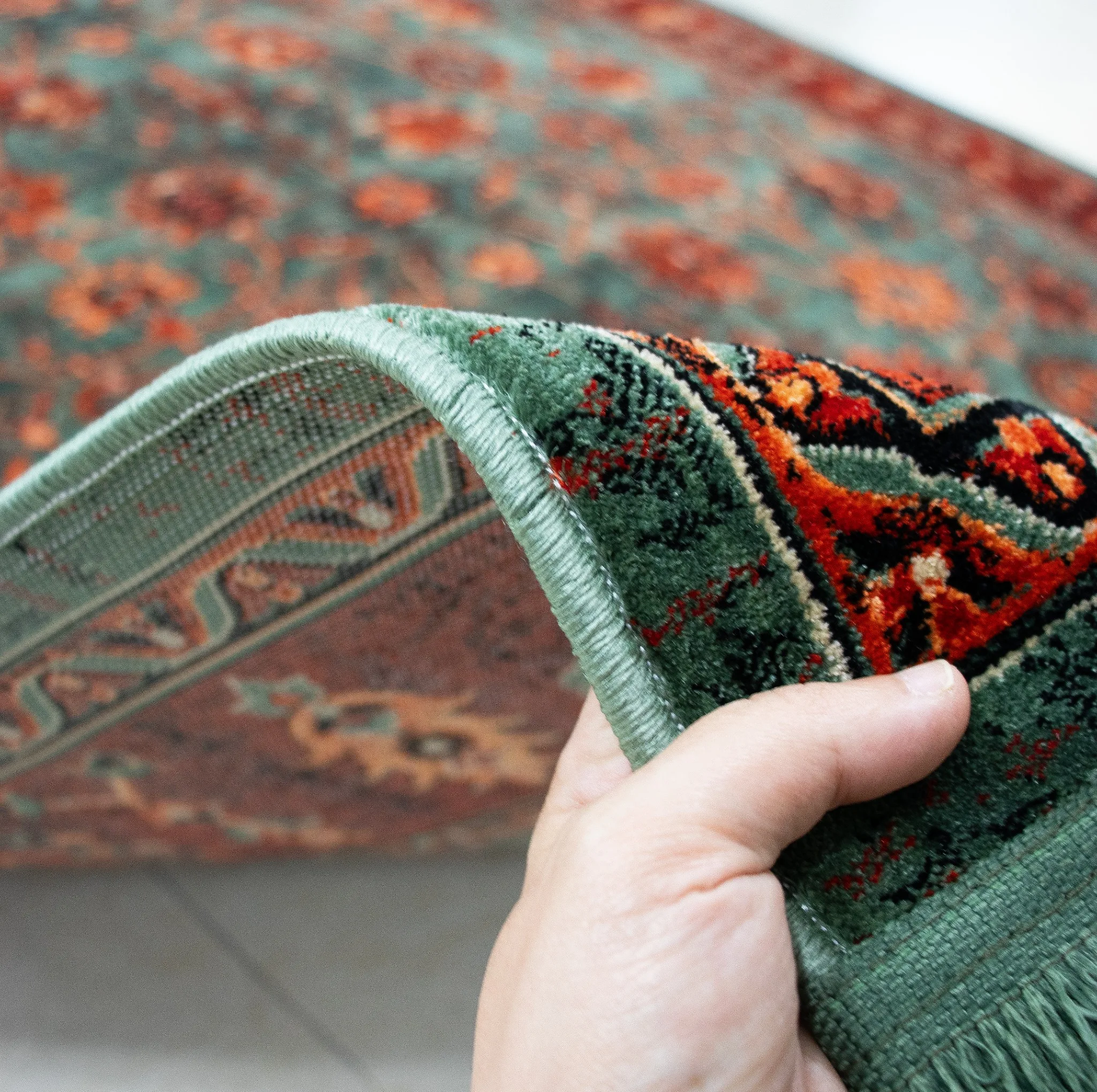 فرش ماشینی 700 شانه فرش ابریشمی کرامتیان زمینه قرمز حاشیه لاکی مدل بلوچی افشان 5108B