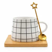 ماگ طرح چهارخانه کد KP-150 به همراه قاشق و در