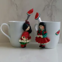 ماگ سرامیکی مدل عروسکی کد L643 به همراه قاشق مجموعه 2 عددی