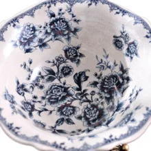 میوه‌خوری سرامیکی مدل کلاسیک با فرم دفرمه و پایه فلزی، مناسب سرو میوه، ابعاد 26×26×20 سانتی‌متر، شستشو با دست، کد 1925