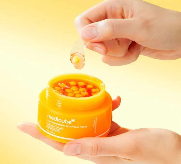 ژل کپسولی روشن کننده و ضد لک صورت مدی کیوب مدل Kojic Acid Turmeric وزن 53 گرم