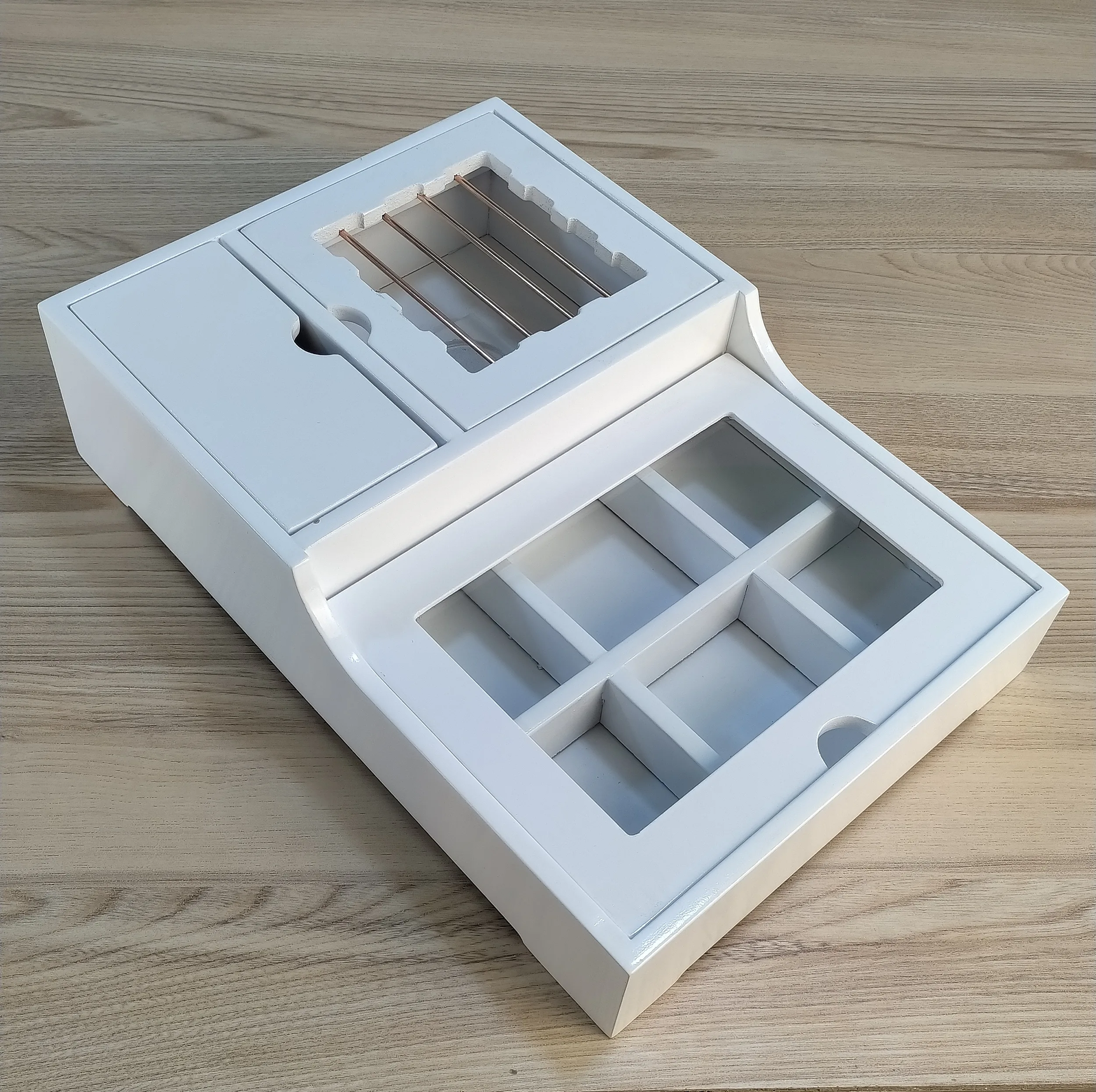 جعبه پذیرایی تی بگ وارمر پله کد 1، جنس MDF، مناسب گرم نگهداشتن دمنوش و چای، دارای 6 پارت کوچک برای تنقلات و چای و 1 پارت بزرگ برای نبات و نسکافه