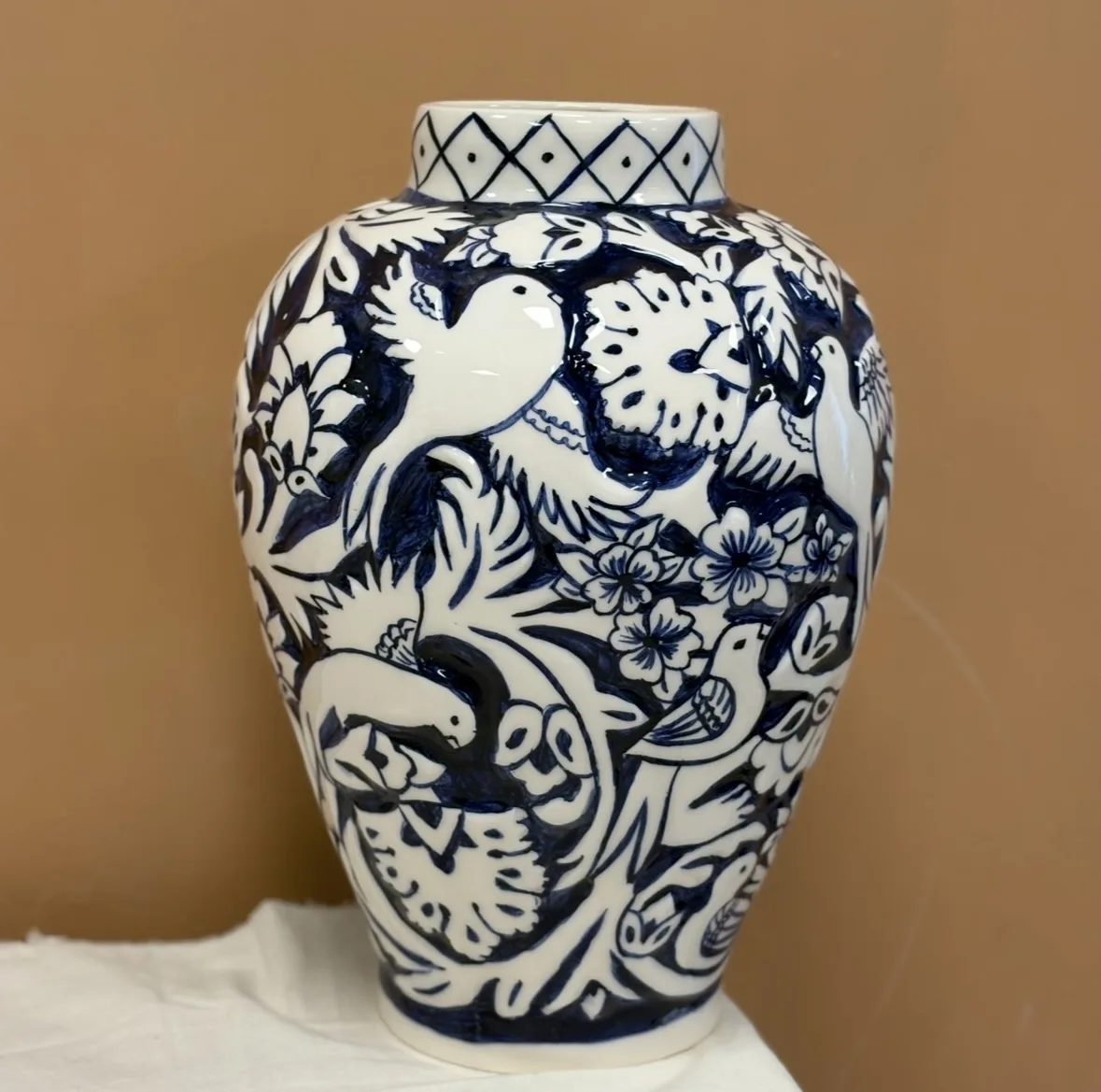 گلدان سرامیکی مدل حکاکی شده گل مرغ