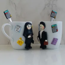 ماگ سرامیکی مدل روز حسابدار کد L618 به همراه قاشق مجموعه 2 عددی