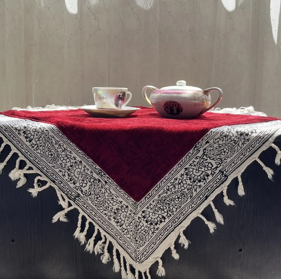 رومیزی مدل مخمل حاشیه ترنج سایز 60*60 سانتی متر
