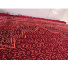 فرش ماشینی فرش زمرد مشهد طرح کهنه نما  زمینه لاکی سورمه ای