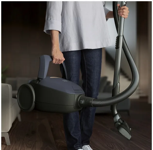 جاروبرقی 1800 وات آ ا گ مدل VX82-1-5DB
