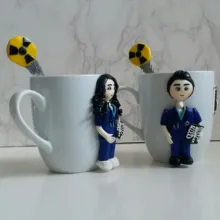 ماگ سرامیکی مدل عروسکی دختر پسر کد L694 مجموعه 2 عددی به همراه قاشق