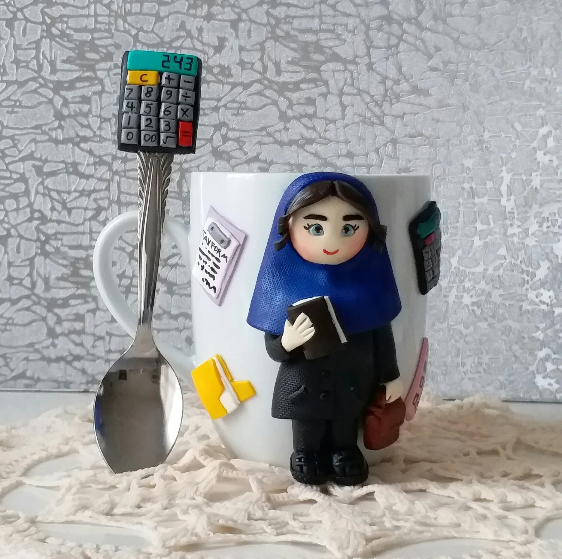 ماگ سرامیکی مدل دختر حسابدار کد 02019 به هماه قاشق