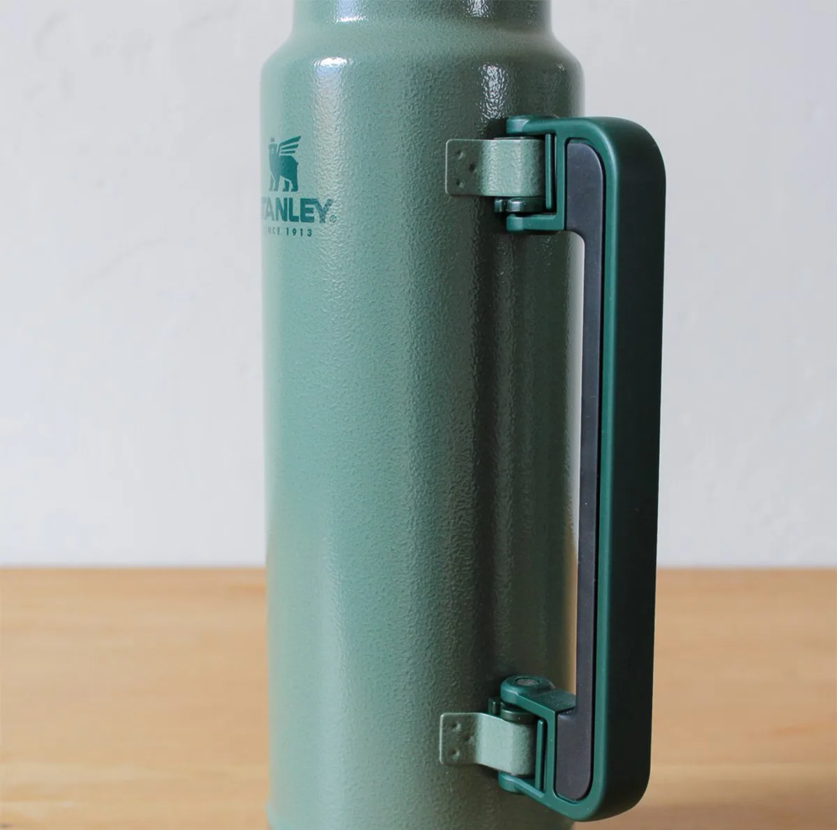 فلاسک استنلی مدل The Legendary Classic Bottle کد F 2021 گنجایش 1.4 لیتر