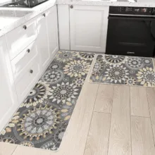فرش ماشینی 200 شانه زمینه طوسی حاشیه قهوه ای مدل چاپی طرح آشپزخانه اورکوم کد kitchen.5007.01 بسته دو عددی